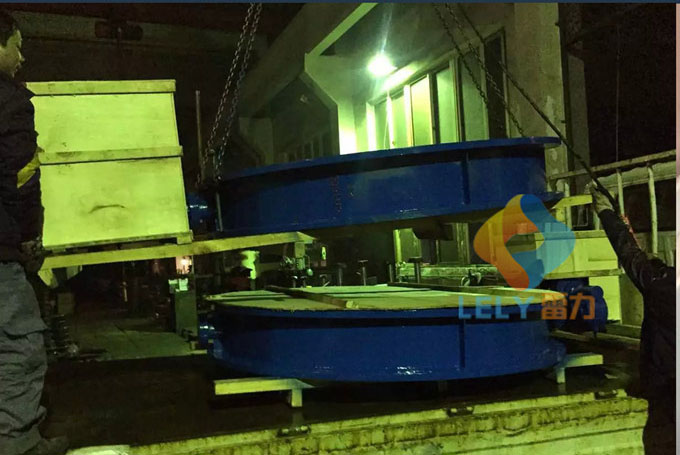 1米8大口徑的電動(dòng)高溫蝶閥裝箱圖1