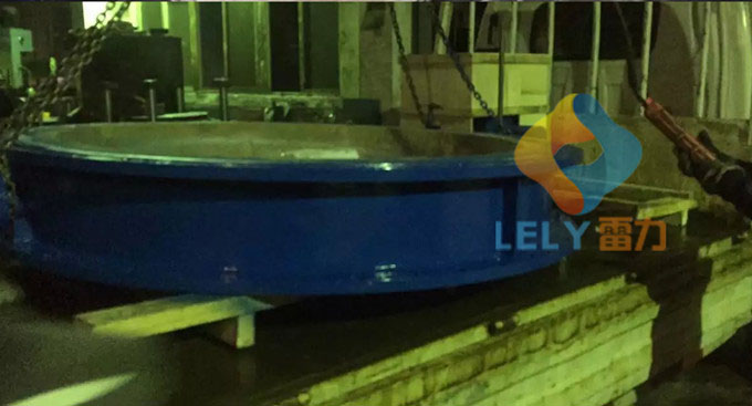 1米8大口徑的電動(dòng)高溫蝶閥裝箱圖2