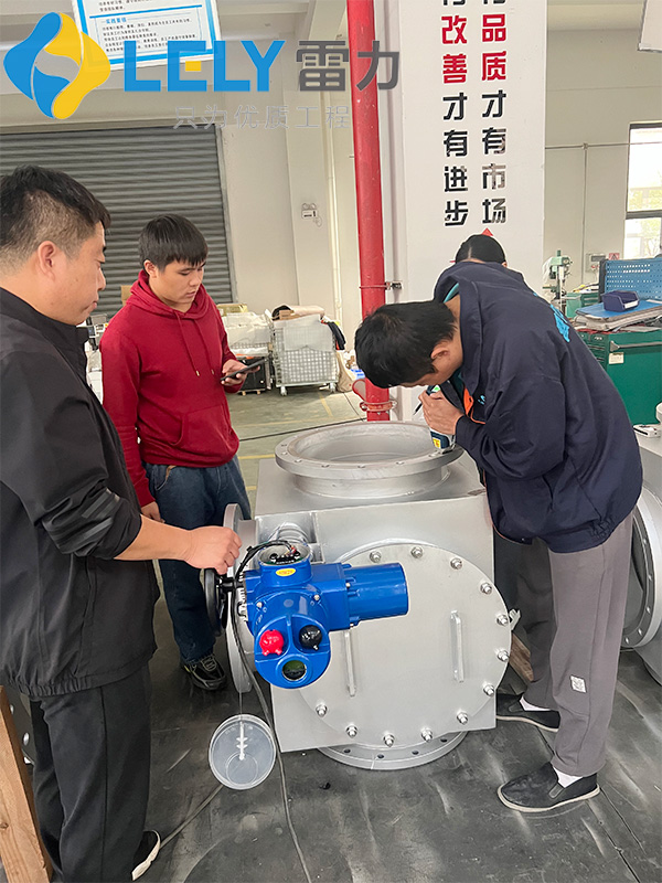 雷力電動(dòng)三通煙氣蝶閥驗(yàn)收現(xiàn)場.jpg